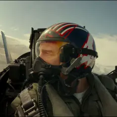 Pilot w kasku z flagą USA, gotowy do akcji w kokpicie myśliwca. Czy to zapowiedź Top Gun 3?