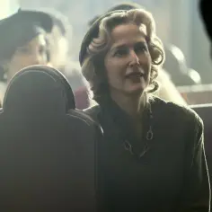 Gillian Anderson w historycznym serialu, w eleganckiej stylizacji, przypomina postacie z jej filmów i programów.