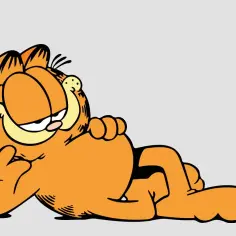 Pomarańczowy kot Garfield wyluzowany na szarym tle, z łapą pod brodą, jakby zastanawiał się nad kolejnym posiłkiem.