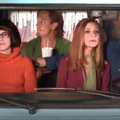 Scooby-Doo (film) obsada: Velma, Daphne, Fred, Shaggy i Scooby jadą razem w tajemniczej przygodzie.