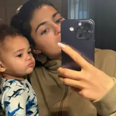 Kylie Jenner z jednym ze swoich dzieci, robiąc selfie.