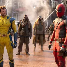 Deadpool i Wolverine w swoich kultowych strojach, obok innych postaci z filmu. Obsada Deadpool & Wolverine prezentuje się imponująco.
