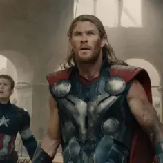 Thor (Chris Hemsworth) i Kapitan Ameryka w filmach Marvela, gotowi do walki.