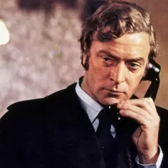 Michael Caine w jednym ze swoich kultowych filmów, rozmawia przez telefon.