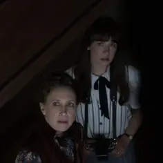 Judy Warren i jej córka Judy, zaniepokojone, badają mroczny strych.