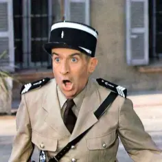 Louis de Funès w mundurze policjanta, z szeroko otwartymi ustami i zdziwioną miną, jak w swoich kultowych filmach.