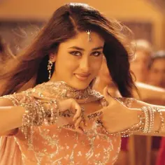 Tancerka w bogato zdobionym stroju, z biżuterią i henną na dłoniach, w stylu bollywood.