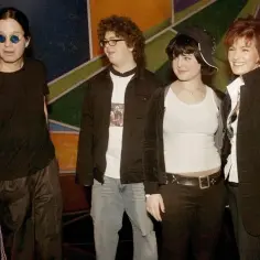 Ozzy Osbourne z rodziną. Widać jego dzieci, Sharon i córkę, która nosi czapkę.