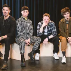 Cień i kość obsada: Freddy Carter, Amita Suman, Kit Young i Danielle Galligan siedzą razem.
