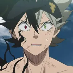 Asta z "Black Clover" z przerażeniem w oczach, jedno czerwone, drugie zielone. Ciemne, demoniczne wzory na jego twarzy i ciele.