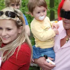Michał Wiśniewski z dziećmi, córką i synem, w otoczeniu bliskich.