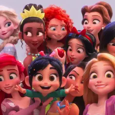 Wesołe księżniczki Disney spotykają się na wspólnym zdjęciu. Widać Elsę, Annę, Ariel, Roszpunkę, Śnieżkę, Belle, Jasmine, Tianę, Meride, Pocahontas, Aurorę i Moanę.