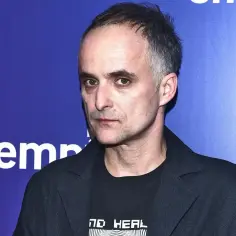 Artur Rojek, jeden z członków Myslovitz, w czarnej marynarce i t-shircie z napisem "NO HEAL".