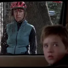 Chłopiec patrzy na kobietę w kasku rowerowym, całą we krwi. Scena z filmu "Szósty zmysł obsada".