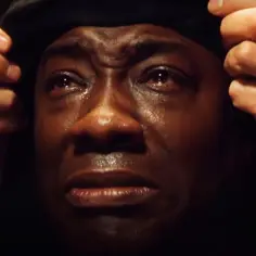 Wzruszająca scena z filmu "Zielona Mila". Obsada aktorska, w tym Michael Clarke Duncan, wzbudza silne emocje.