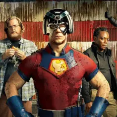 Peacemaker obsada: John Cena w kostiumie, obok niego Danielle Brooks, Freddie Stroma, Chukwudi Iwuji i Jennifer Holland.