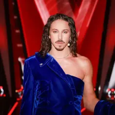 Michał Szpak w błękitnym, aksamitnym stroju, gotowy na występ. Czy to jego kolejna próba podbicia Eurowizji?