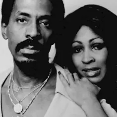 Tina Turner i jej mąż Ike Turner na czarno-białym zdjęciu.