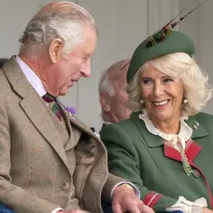 Książę Karol i Camilla, choć nie mają wspólnego syna, wyglądają na szczęśliwych podczas wydarzenia.