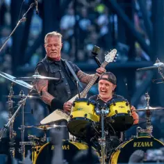 James Hetfield i Lars Ulrich na scenie. Fani marzą o koncertach zagranicznych gwiazd w Polsce 2026.