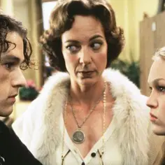 Heath Ledger, Julia Stiles i Allison Janney w scenie z filmu "Zakochana złośnica". Obsada filmu tworzy niezapomniane postacie.