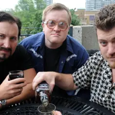 Chłopaki z baraków obsada: Ricky, Julian i Bubbles piją whisky na tarasie.