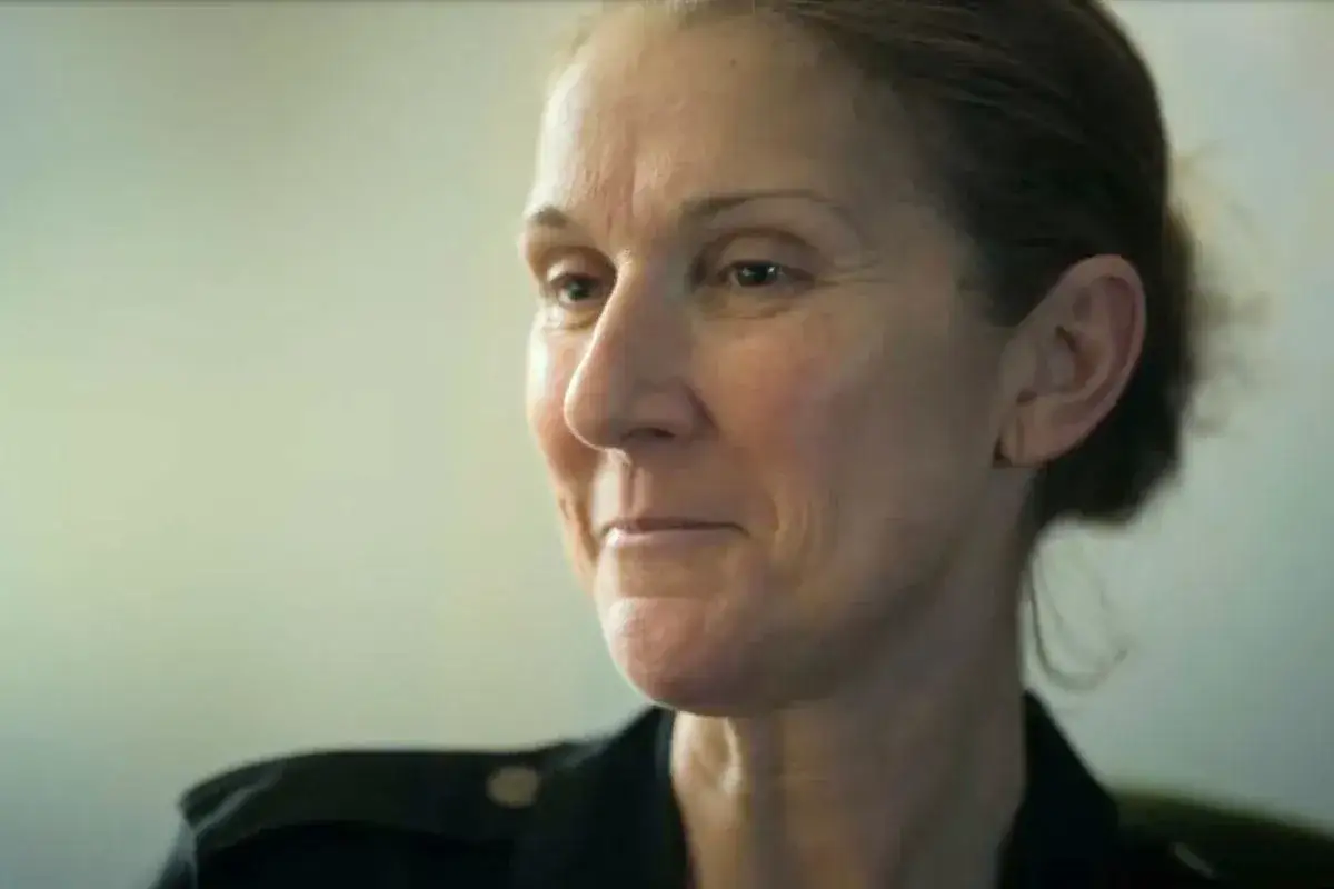 Celine Dion, która zmaga się z zespołem sztywności, uśmiecha się w tym zbliżeniu.