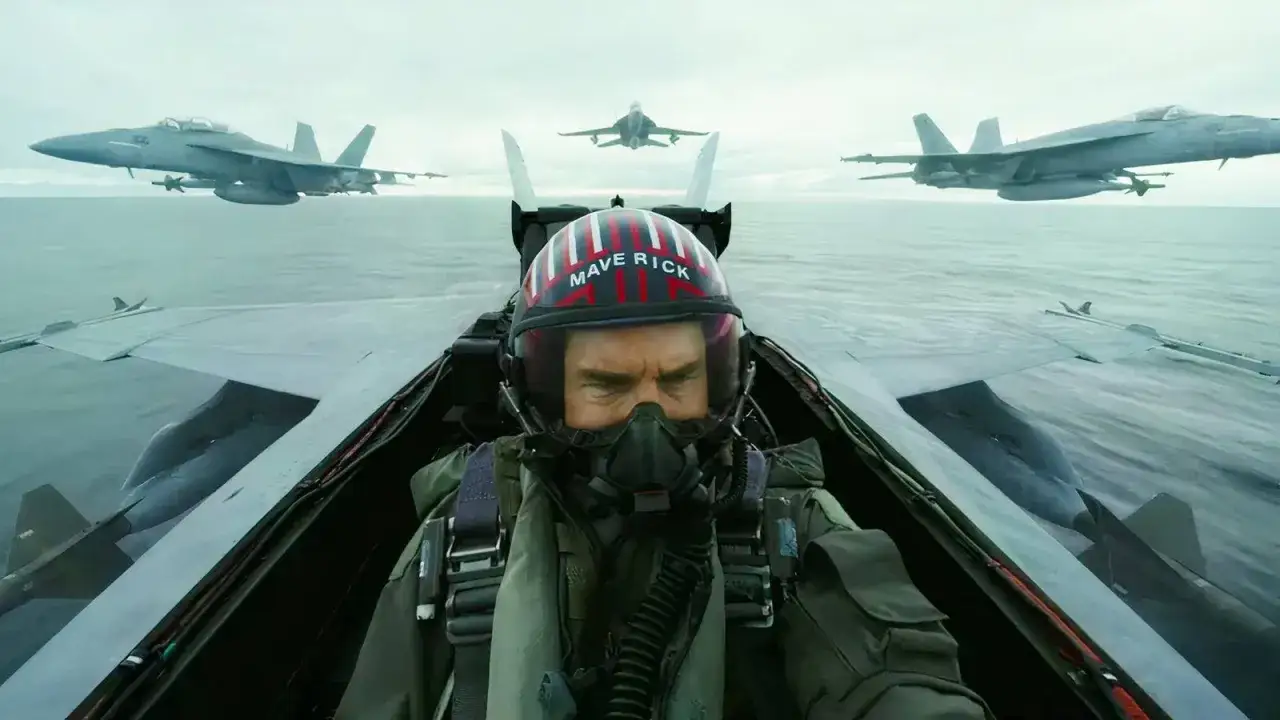 Maverick w hełmie z napisem 