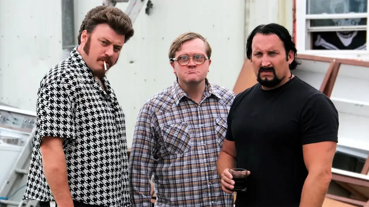Chłopaki z baraków obsada: Ricky z papierosem, Bubbles w okularach i Julian z drinkiem.