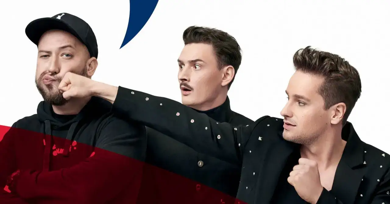 Dawid Podsiadło i jego koledzy, bardzo tekst. Jeden z nich w czapce z daszkiem, drugi z wąsikiem, trzeci w czarnej marynarce.