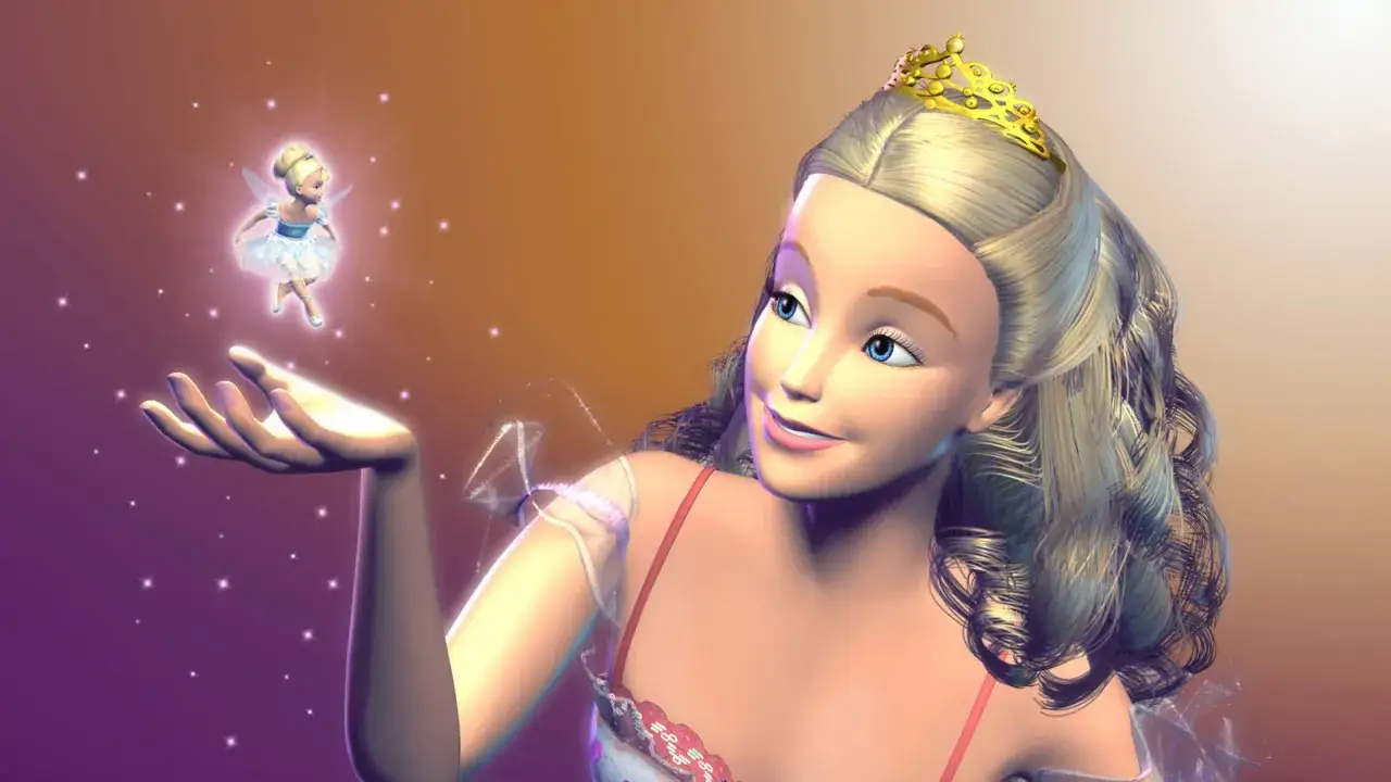 Barbie z koroną i wróżką, jak z jej filmów, unosi dłoń, z której emanuje blask.