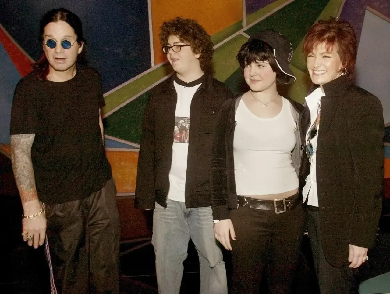 Ozzy Osbourne z żoną Sharon i ich ozzy osbourne dzieci, Jack i Kelly, pozują do zdjęcia.