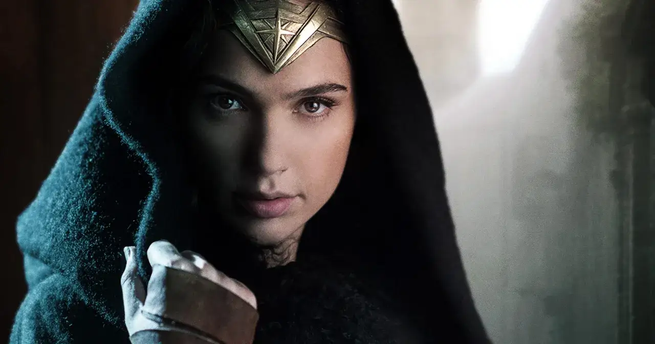 Gal Gadot w filmach jako Wonder Woman, w kapturze i ze złotą tiarą, przygotowuje się do walki.