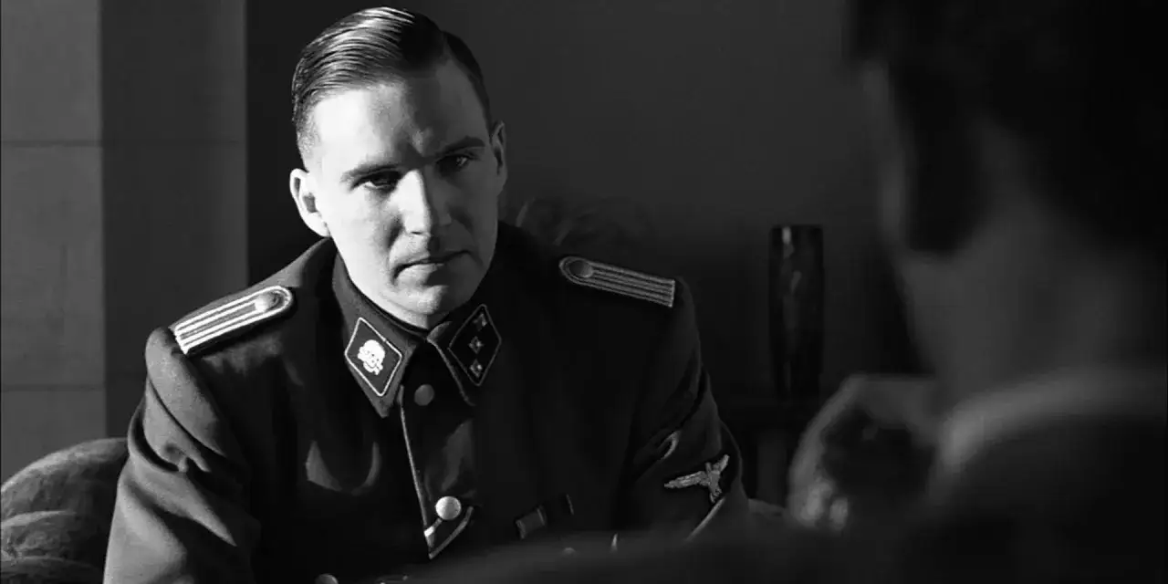 Ralph Fiennes jako Amon Göth w 