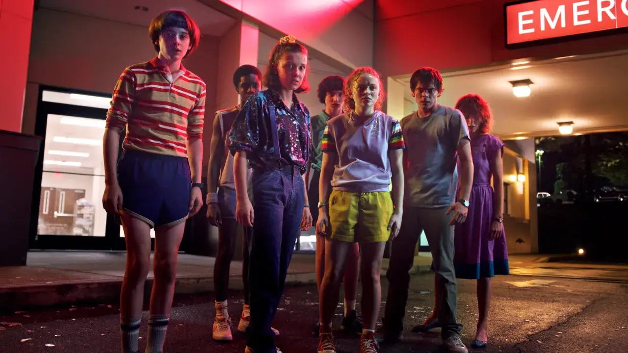 Grupa przyjaciół z Stranger Things 3 stoi przed szpitalem.