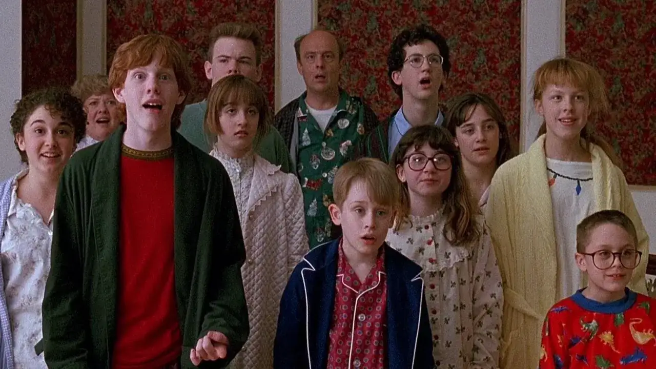 Kevin sam w nowym jorku obsada: Macaulay Culkin jako Kevin, otoczony przez rodzinę i przyjaciół, wszyscy w piżamach, wyglądają na zaskoczonych.