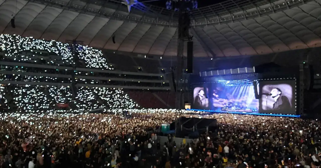 Tłumy na stadionie, tysiące świateł telefonów tworzą magiczną atmosferę podczas koncertu. Już w 2026 roku czekają nas kolejne koncerty zagranicznych gwiazd w Polsce!
