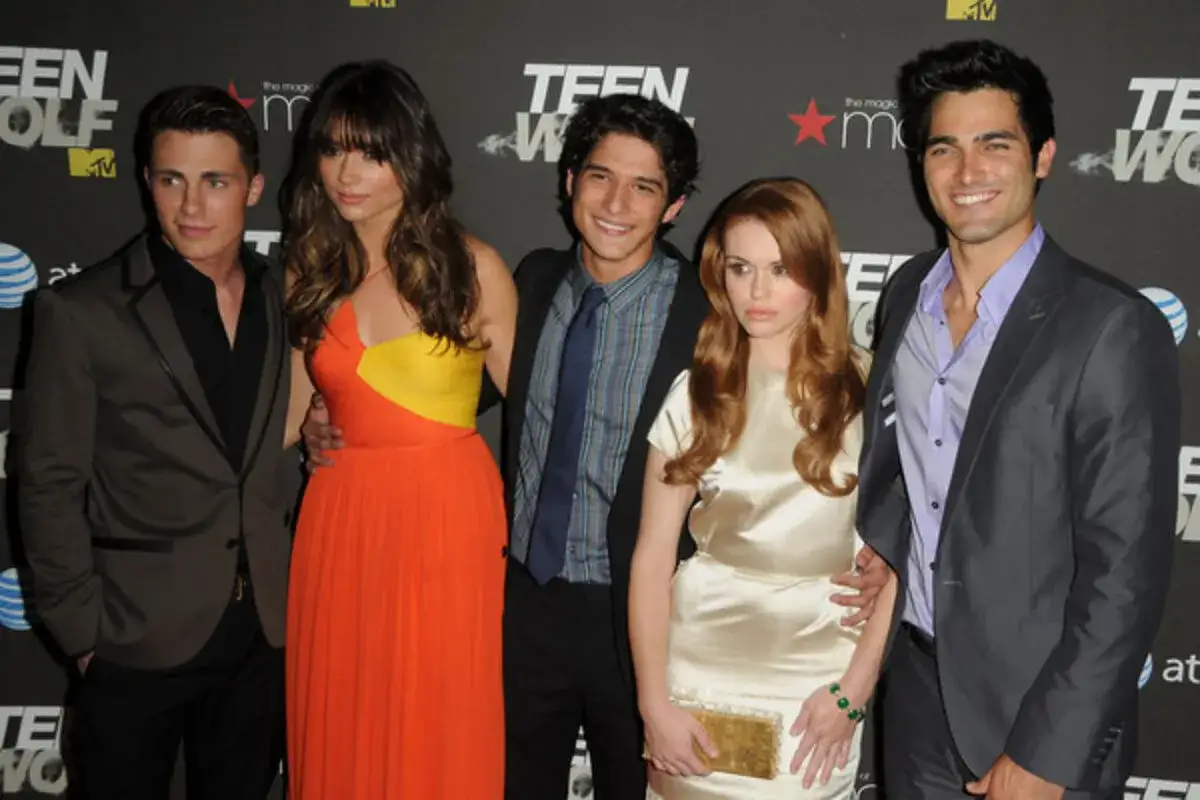 Nastoletni wilkołak obsada: Colton Haynes, Crystal Reed, Tyler Posey, Holland Roden i Tyler Hoechlin pozują na ściance.