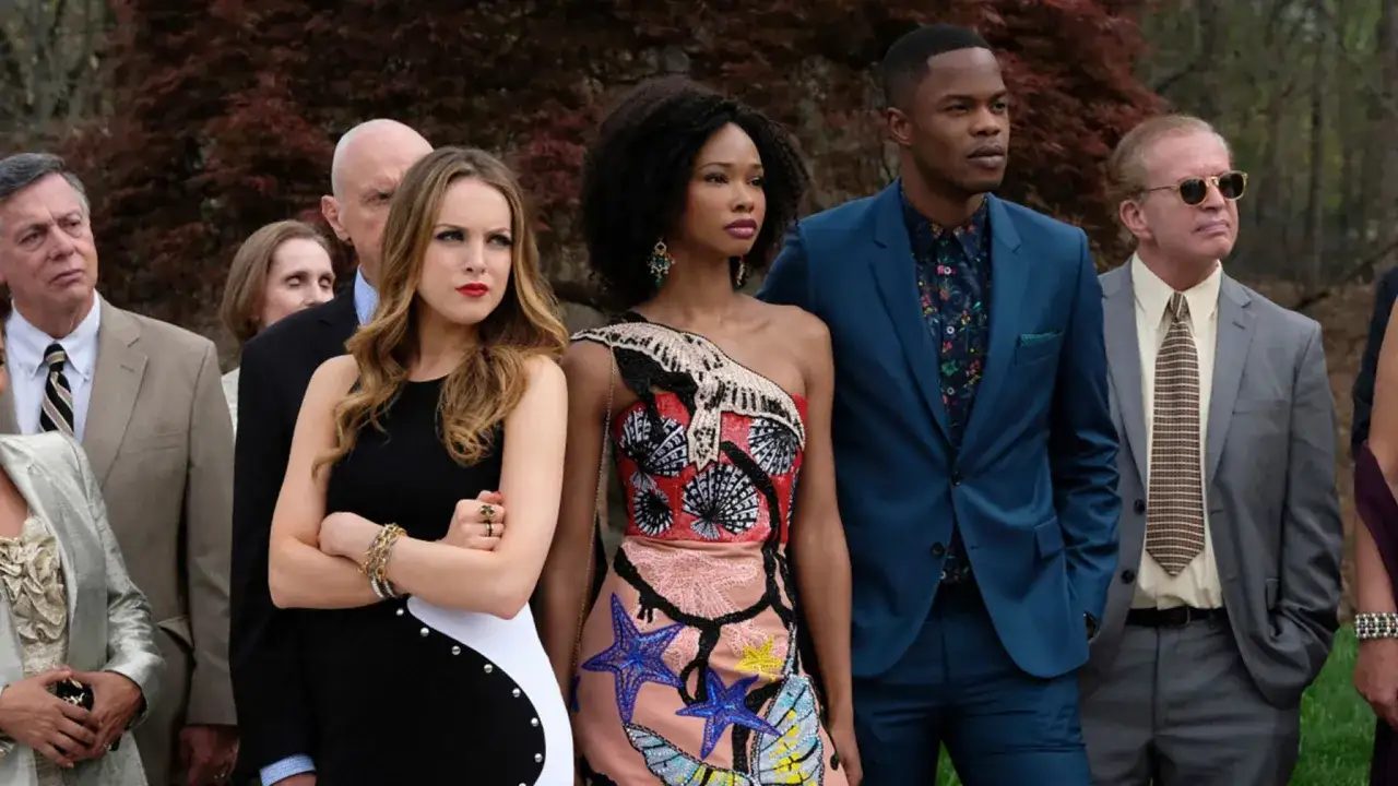 Dynastia obsada: Elizabeth Gillies, Nicollette Sheridan, Rafael de la Fuente i inni w eleganckich strojach na tle drzew.