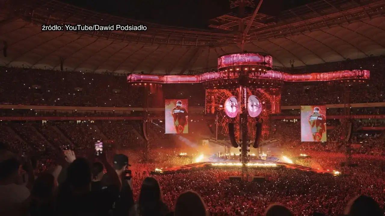 Koncertowa arena rozświetlona na czerwono, tłumy fanów, ekrany pokazujące artystę. Już nie mogę doczekać się Dawid Podsiadło koncerty 2025!