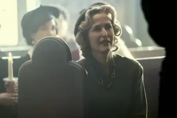 Gillian Anderson w historycznym serialu, w eleganckiej stylizacji, przypomina postacie z jej filmów i programów.