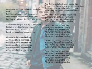 Młody mężczyzna na tle ulicy, słowa piosenki o miłości i smutku, gdzie "i wanna fall" wplata się w tekst.