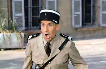 Louis de Funès w mundurze policjanta, z szeroko otwartymi ustami i zdziwioną miną, jak w swoich kultowych filmach.