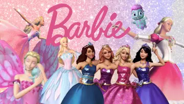 Barbie i jej przyjaciółki w balowych sukniach, gotowe na przygodę z Barbie filmów.