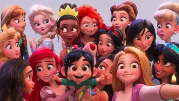 Wesołe księżniczki Disney spotykają się na wspólnym zdjęciu. Widać Elsę, Annę, Ariel, Roszpunkę, Śnieżkę, Belle, Jasmine, Tianę, Meride, Pocahontas, Aurorę i Moanę.
